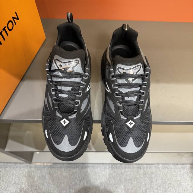 码数39 -44 驴家 新配色本款 Lv Trainer 运动鞋取材柔软粒面小牛皮，呈现纯净色调，后部#54标识追溯品牌诞生于1854年，设计师手写体品牌标识点