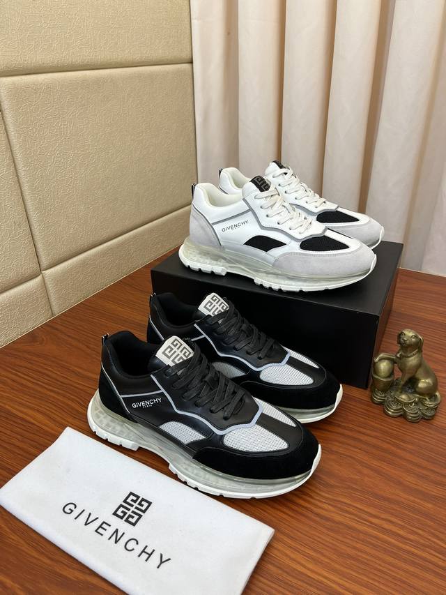 实价 Givenchy 纪梵希 高端版本 专柜同步发售鞋面 意大利进口品牌Logo印花布匹 尽显奢华，羊皮内里加上双层组合，脚感舒适，鞋底 原厂特供气垫Tup发