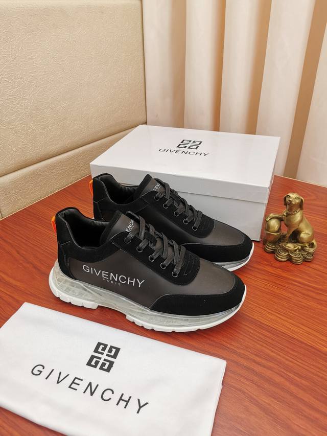 实价 Givenchy 纪梵希 高端版本 专柜同步发售鞋面 意大利进口品牌Logo印花布匹 尽显奢华，羊皮内里加上双层组合，脚感舒适，鞋底 原厂特供气垫Tup发