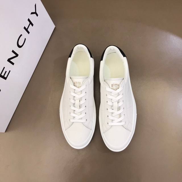 Givench* 新品男士运动鞋板鞋，采用进口牛皮打造，鞋舌金属铭牌镌刻Givench* Logo。内里进口羊皮打造 原版独立乳胶鞋垫，原版大底底。Size 3