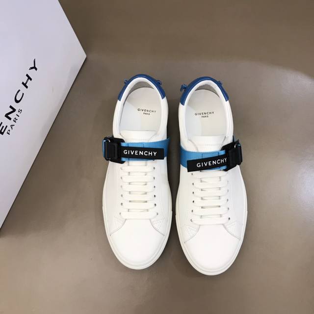 Givench* 专柜新品运动鞋，采用哑光白色皮革等材质，点缀蓝色帆布饰带和磁力正面饰小号黑色Givench*饰带。皮革镶饰，结扣，后侧饰有金色Givench*