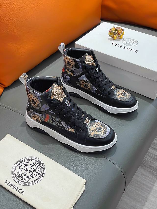 商品名称 Versace 范思哲 正规码数 38-44 高帮鞋 商品材料 精选 牛皮鞋面，柔软羊皮内里；原厂大底。