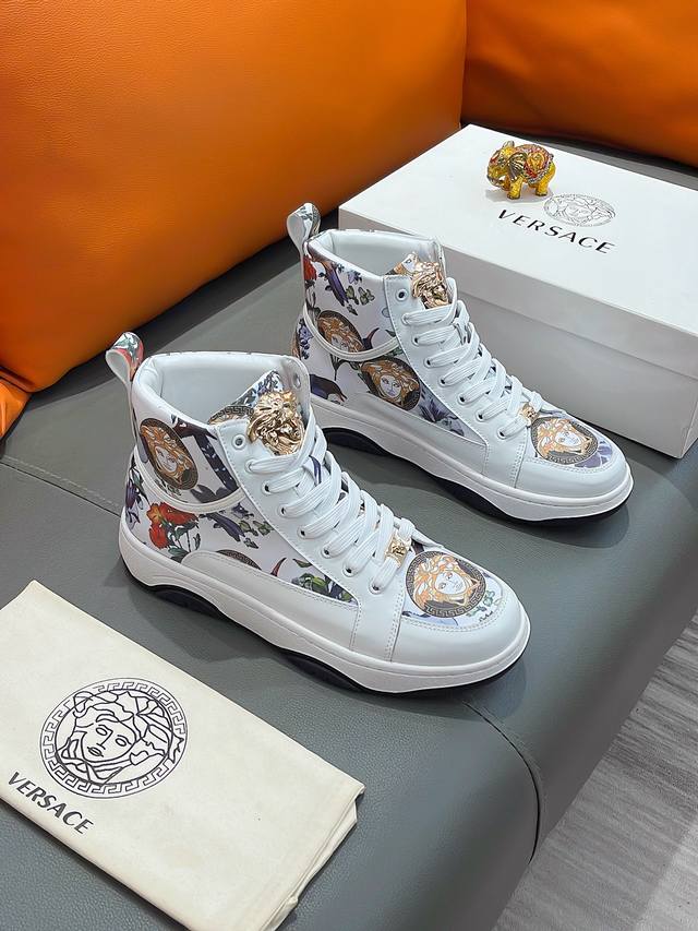 商品名称 Versace 范思哲 正规码数 38-44 高帮鞋 商品材料 精选 牛皮鞋面，柔软羊皮内里；原厂大底。