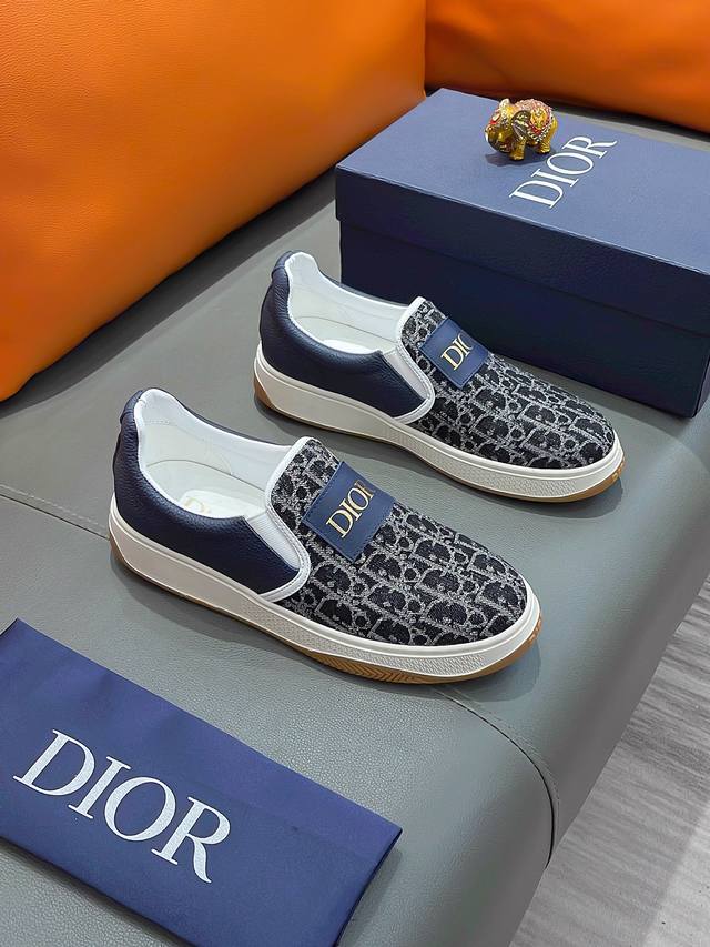 商品名称 Dior 迪奥 正规码数 38-44 套脚鞋 商品材料 精选 牛皮鞋面，柔软羊皮内里；原厂大底。