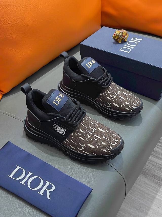 商品名称 Dior 迪奥 正规码数 38-44 休闲鞋 商品材料 精选 牛皮鞋面，柔软羊皮内里；原厂大底。