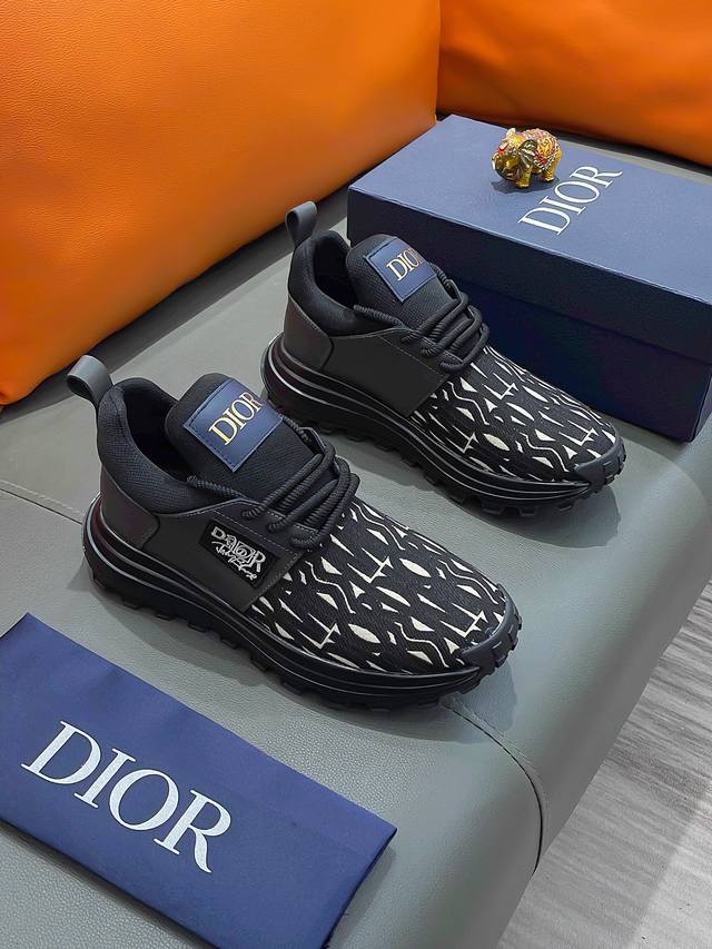 商品名称 Dior 迪奥 正规码数 38-44 休闲鞋 商品材料 精选 牛皮鞋面，柔软羊皮内里；原厂大底。