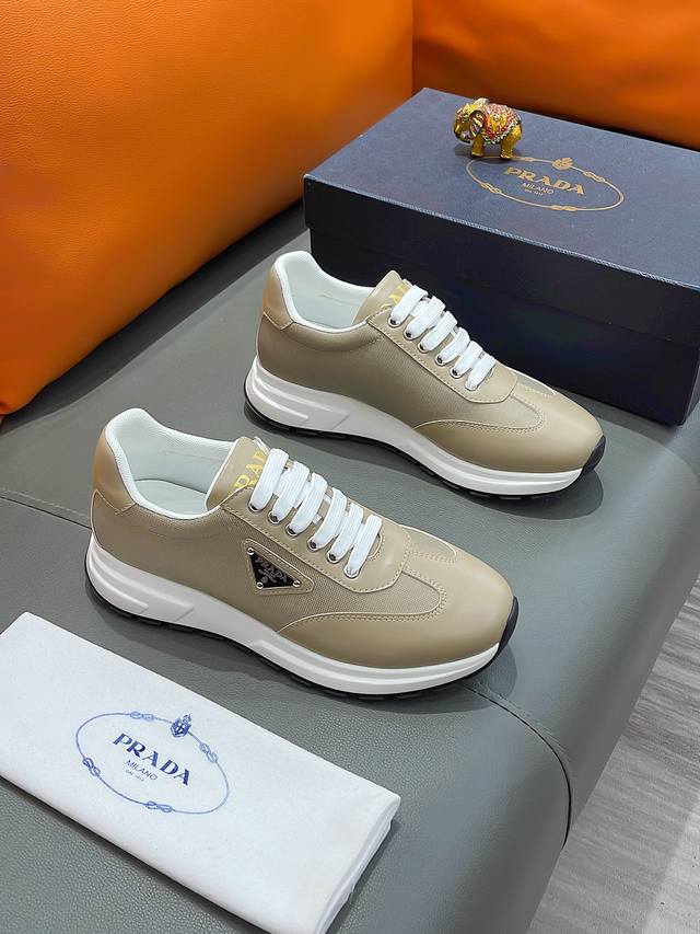 商品名称 Prada 普拉达 正规码数 38-44 休闲鞋 商品材料 精选 牛皮鞋面，柔软羊皮垫脚，原厂特供大底。