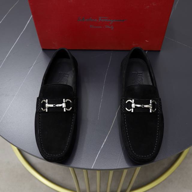 出厂价： 牛里品牌：菲拉格慕Ferragamo 标准码：男码38 44 45定制 等级：官网同款 材料：原版进口牛皮面牛皮里 原版耐磨轻便大底款式类别：男士休闲