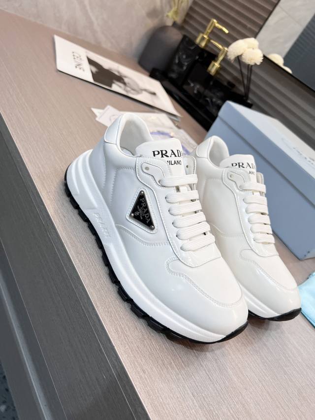 出厂价 普拉达 PRADA.. 情侣款 爆炸款出货了。，原版1比1开发，面料：进口开边珠牛皮，内里：羊皮，掂脚：羊皮，35--46码，34与41码可订做不退换 - 点击图像关闭