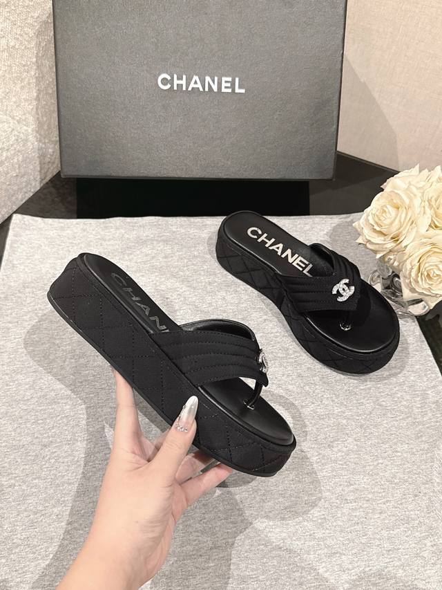 Chanel 24k 秋冬专柜新款马丁靴 天花板顶级品质这款靴子真的很火爆，厚底5cma 更精致一点显腿瘦，关键是上脚很舒服鞋面：进口牛皮 内里：羊皮里：正品开