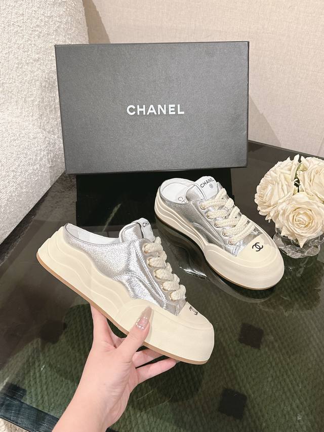 Chanel 25C 春夏专柜新款休闲运动鞋 天花板顶级品质这款靴子真的是小个子福星，厚底5cma 更精致一点，显腿瘦，关键是上脚很舒服鞋面：进口牛皮 内里：羊