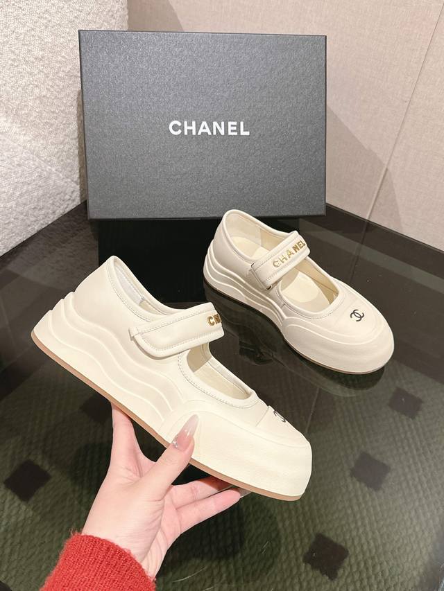 Chanel 25C 春夏玛丽珍新款休闲运动鞋 天花板顶级品质这款靴子真的是小个子福星，厚底5cma 更精致一点，显腿瘦，关键是上脚很舒服鞋面：进口牛皮 内里： - 点击图像关闭