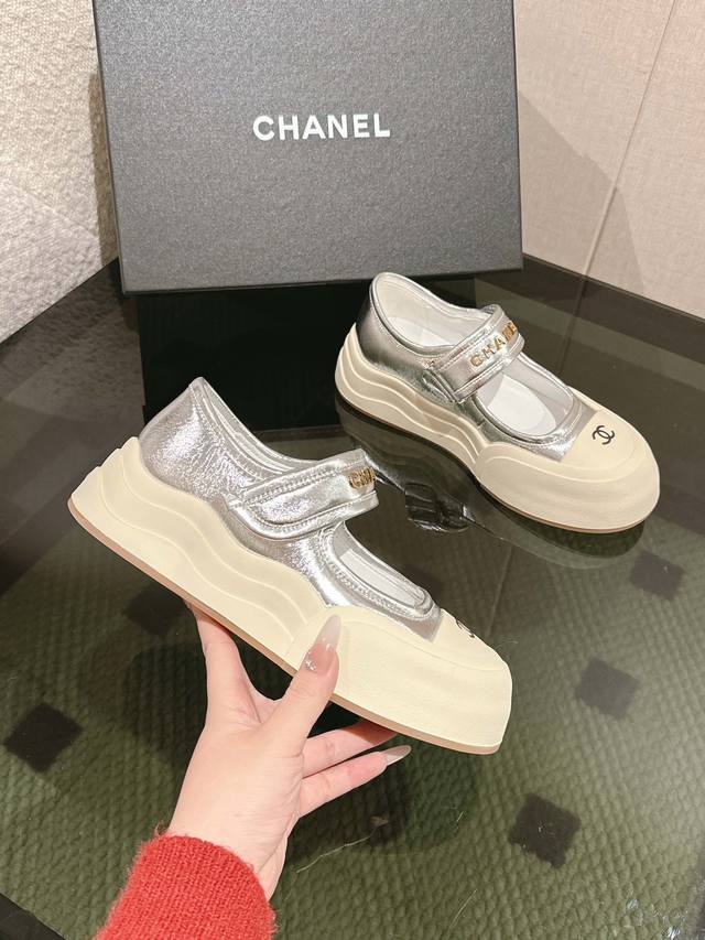 Chanel 25C 春夏玛丽珍新款休闲运动鞋 天花板顶级品质这款靴子真的是小个子福星，厚底5cma 更精致一点，显腿瘦，关键是上脚很舒服鞋面：进口牛皮 内里：