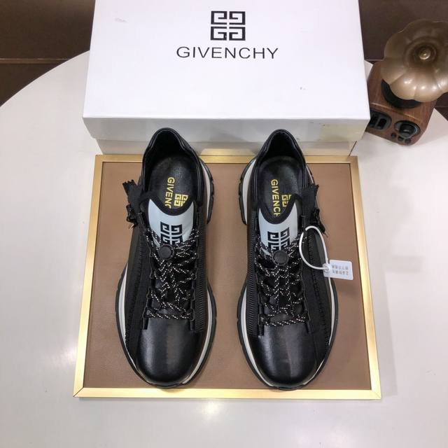 工厂 GIVENCHY.纪梵希 专柜同步发售鞋面：意大利进口品牌印花布匹 尽显奢华，透气网布内里加上双层组合，脚感舒适，鞋底：原厂特供橡胶发泡大底，轻便，舒适，