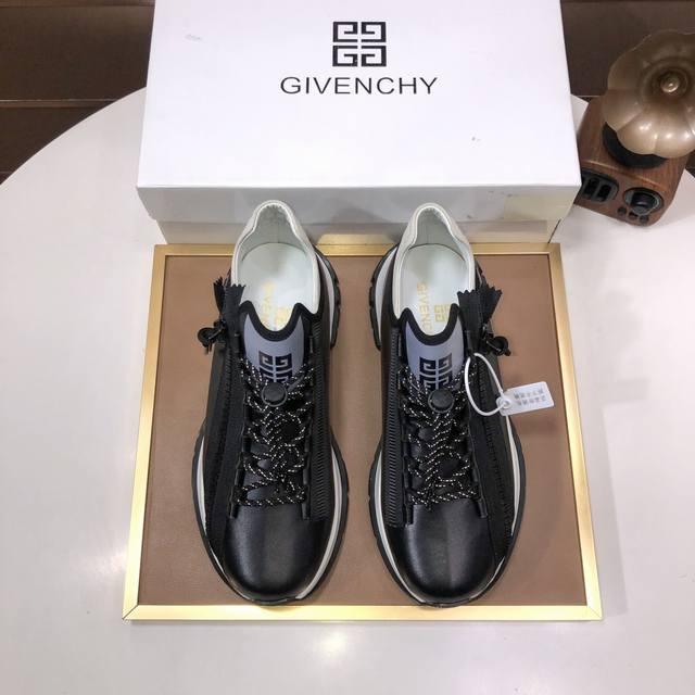 工厂 GIVENCHY.纪梵希 专柜同步发售鞋面：意大利进口品牌印花布匹 尽显奢华，透气网布内里加上双层组合，脚感舒适，鞋底：原厂特供橡胶发泡大底，轻便，舒适， - 点击图像关闭