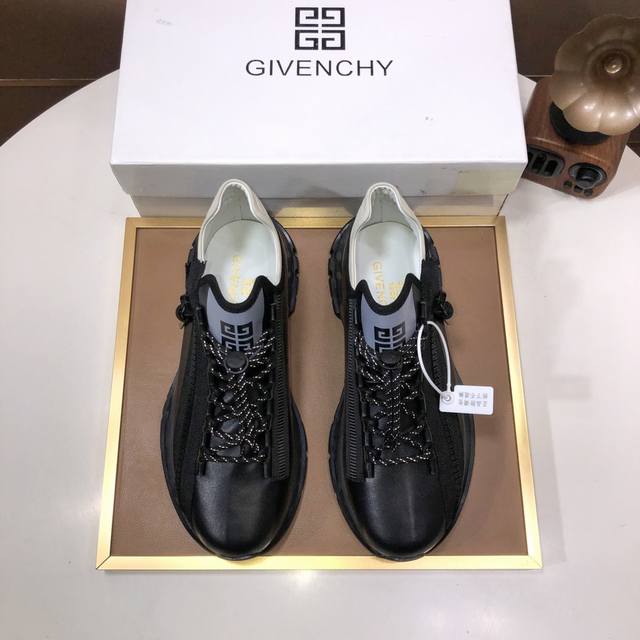 工厂 GIVENCHY.纪梵希 专柜同步发售鞋面：意大利进口品牌印花布匹 尽显奢华，透气网布内里加上双层组合，脚感舒适，鞋底：原厂特供橡胶发泡大底，轻便，舒适， - 点击图像关闭