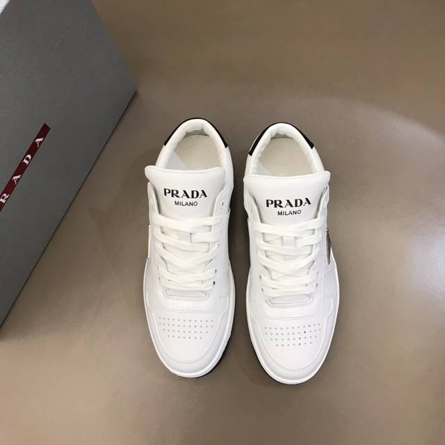 元 38-45 Prada 普拉达新款男士真皮运动鞋，市面最高版本 、欢迎任意对比！原版皮料质感极佳，超上档次！意大利进口胎羊网内里，可拆式垫！奢华用料、精细做