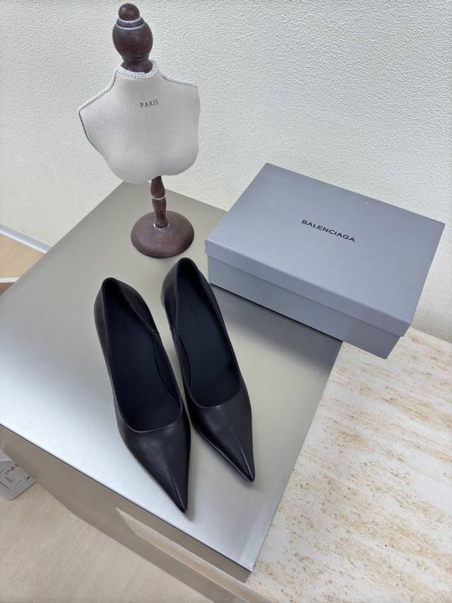 BALENCIAG 专属特异跟型 尖头单鞋 面料 胎小牛皮 内里 小羊皮 单鞋 顶级版本 全部对版材料 继续着demna式的对主流华丽时尚的反叛态度透染工艺大l