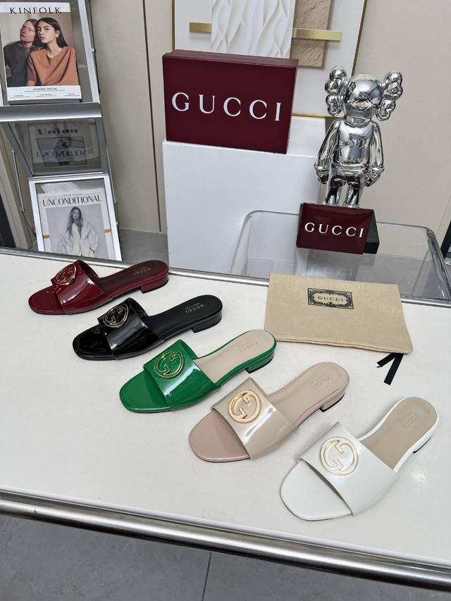 GUCCI 2025春夏季献礼 蛇年限定系列 为庆祝蛇年，为庆祝蛇年，这款拖鞋采用精致的漆皮制成，35-43