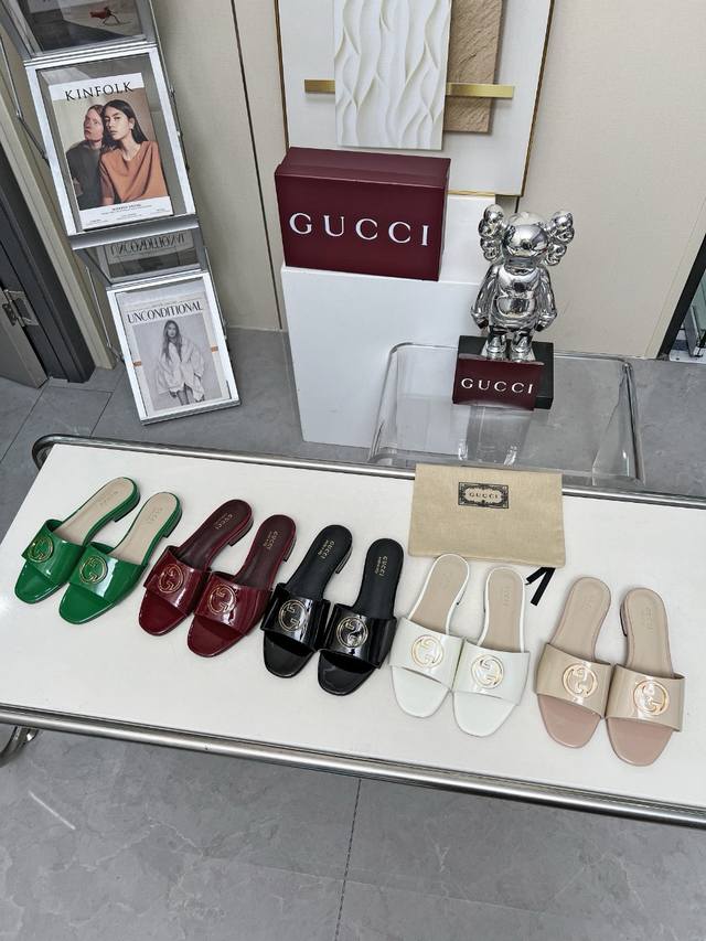 GUCCI 2025春夏季献礼 蛇年限定系列 为庆祝蛇年，为庆祝蛇年，这款拖鞋采用精致的漆皮制成，35-43