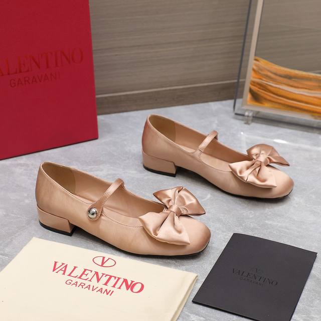 最新爆款Valentino 华伦天奴 2025ss早春新品 BOWOW蝴蝶结单鞋上新 Valentino Garavani 的经典“Roman Stud”系列以