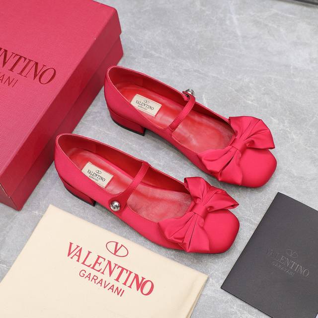 最新爆款Valentino 华伦天奴 2025ss早春新品 BOWOW蝴蝶结单鞋上新 Valentino Garavani 的经典“Roman Stud”系列以