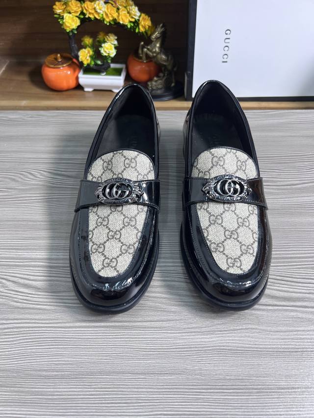 出厂价: 牛里品牌：古奇GUCCI尺码：38-44 45可定制 等级： 专柜经典款 材料： 原版软牛皮鞋面 舒适牛皮内里 原版轻便大底款式类别：休闲套脚 驾车皮