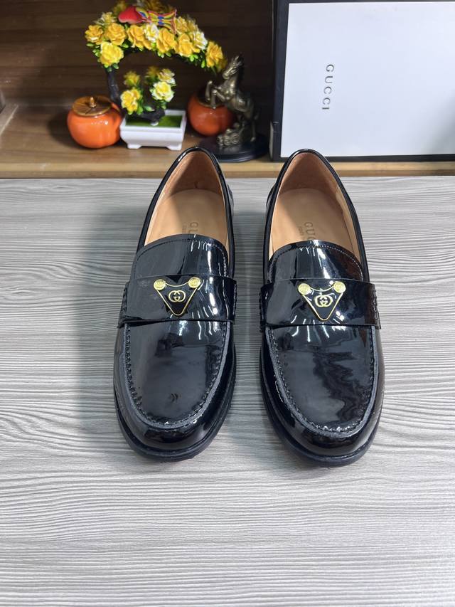 出厂价: 牛里品牌：古奇GUCCI尺码：38-44 45可定制 等级： 专柜经典款 材料： 原版软牛皮鞋面 舒适牛皮内里 原版轻便大底款式类别：休闲套脚 驾车皮