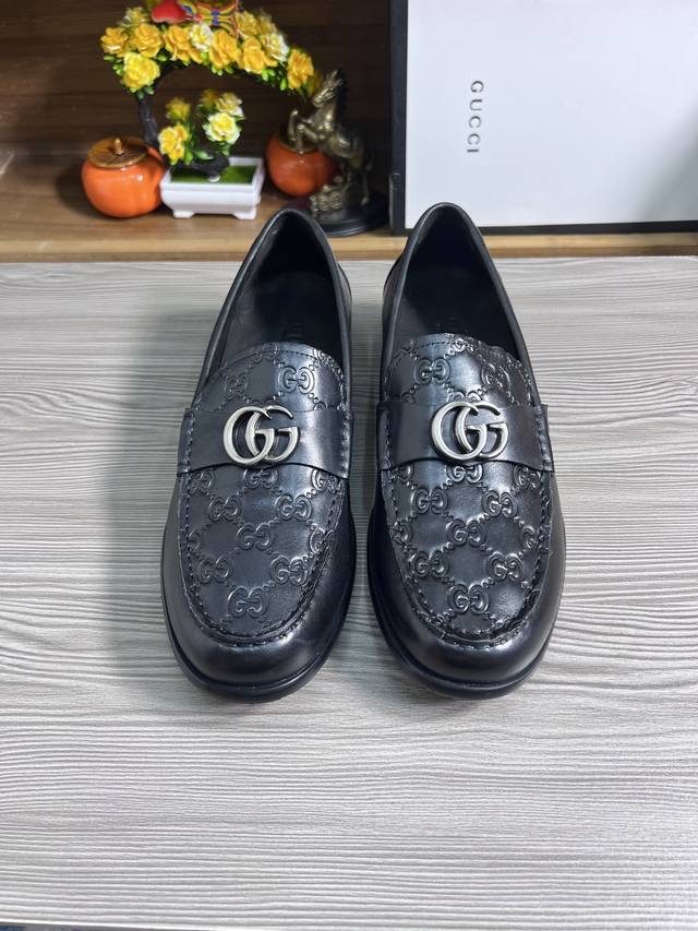 出厂价: 牛里品牌：古奇GUCCI尺码：38-44 45可定制 等级： 专柜经典款 材料： 原版软牛皮鞋面 舒适牛皮内里 原版轻便大底款式类别：休闲套脚 驾车皮