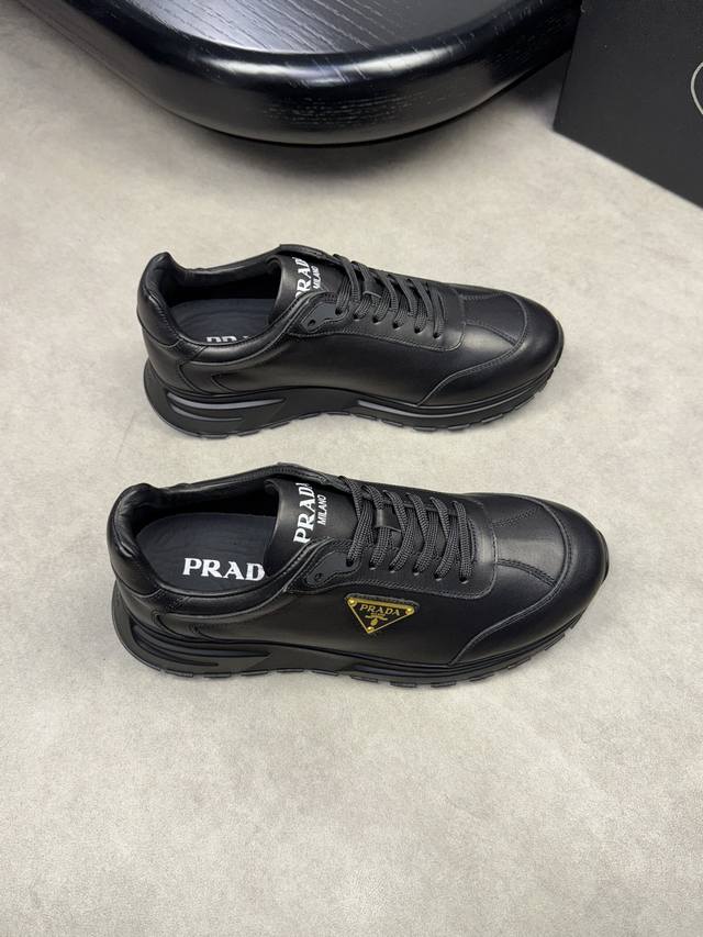 PRADA 普拉达 -高端品质 原单休闲运动鞋-鞋面：纳帕小牛皮、鞋身品牌金属扣件、鞋舌高周波品牌logo-内里：水染牛皮-大底：超轻TPU发泡 橡胶；成型大底