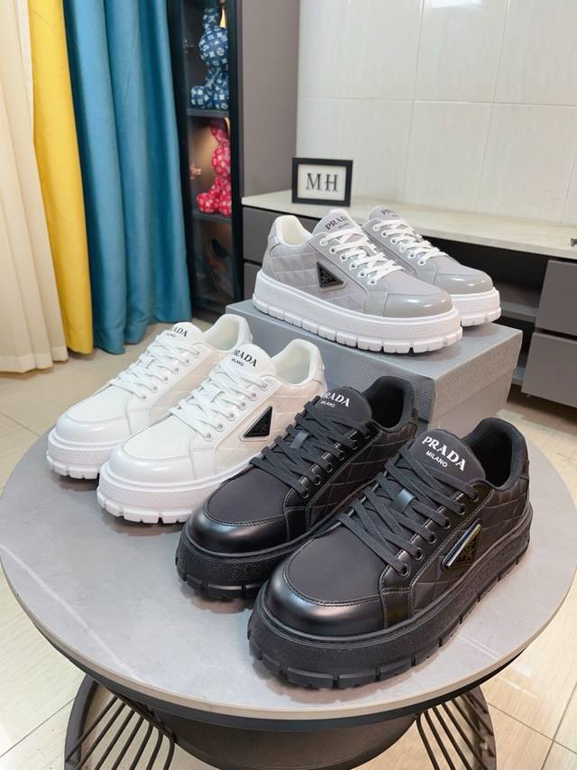 出厂价 高品质新款prada 普拉达 专柜同步上市， 新款男鞋、面料精选进口面网配滴胶工艺。进口牛皮内里。高端气垫开模防滑橡胶大底，精美线条、简约大气，上脚舒服