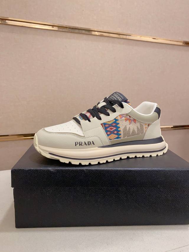 工厂价: prada～普拉达 潮流新款上市 官网同款 专柜品质 原版搭配 精选头层小牛皮面料。舒适透气羊皮内里 做工精细 用料上层 100%纯牛皮打造 原版楦型