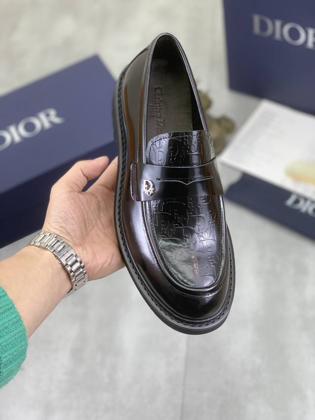 工厂价 实价 水染牛里 原单品质Dior .迪奥 原单代购、高端商务皮鞋、面料：采用意大利进口开边珠牛皮料水染牛里 牛皮里特供轻便专柜原版发泡大底、做工精细、实