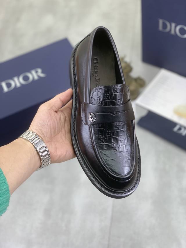 工厂价 实价 水染牛里 原单品质Dior .迪奥 原单代购、高端商务皮鞋、面料：采用意大利进口开边珠牛皮料水染牛里 牛皮里特供轻便专柜原版发泡大底、做工精细、实