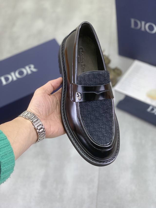 工厂价 实价 水染牛里 原单品质Dior .迪奥 原单代购、高端商务皮鞋、面料：采用意大利进口开边珠牛皮料水染牛里 牛皮里特供轻便专柜原版发泡大底、做工精细、实