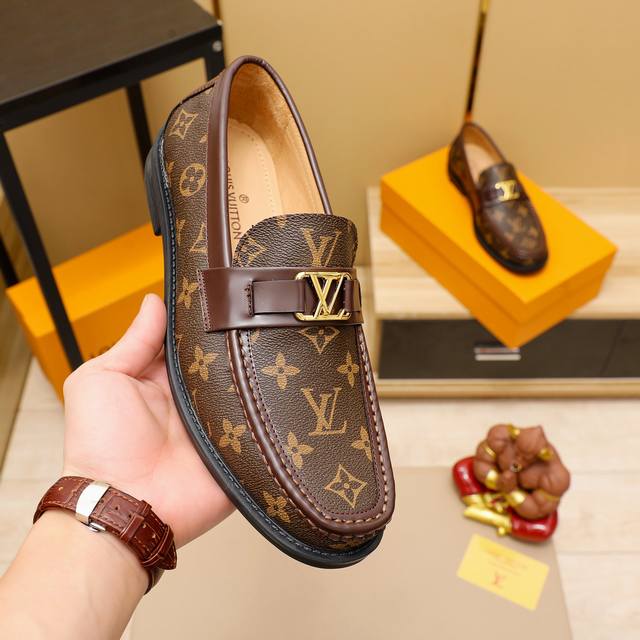 工厂价 LOUIS VUITTON 里 路易威登 新款男士休闲商务皮鞋官网原版复制，鞋面采用进口官网1:1材料制作意大利牛皮面，水染内里绝非一般的工艺制造，大厂 - 点击图像关闭