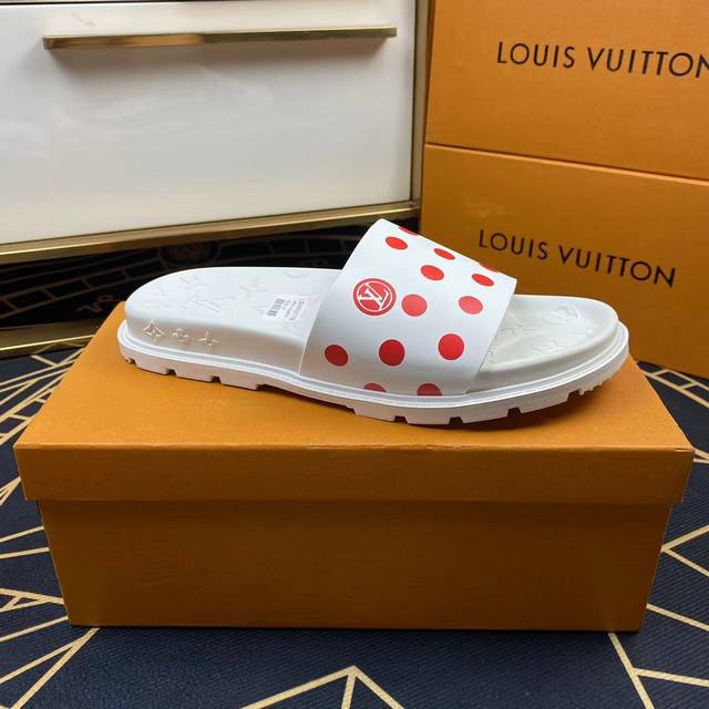 Lv.精品男士拖鞋.休闲宽松舒适型。上图片必爆款Size：38-44