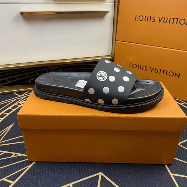 Lv.精品男士拖鞋.休闲宽松舒适型。上图片必爆款Size：38-44