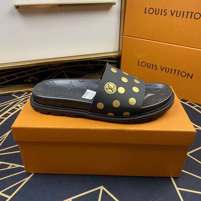 Lv.精品男士拖鞋.休闲宽松舒适型。上图片必爆款Size：38-44