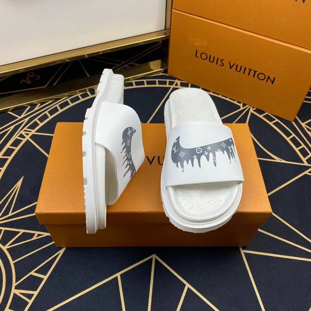 Lv.精品男士拖鞋.休闲宽松舒适型。上图片必爆款Size：38-44