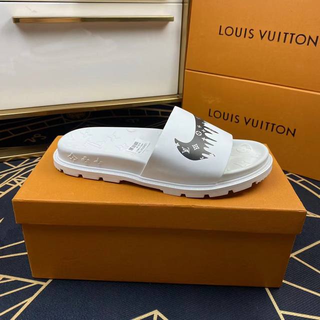 Lv.精品男士拖鞋.休闲宽松舒适型。上图片必爆款Size：38-44。 - 点击图像关闭