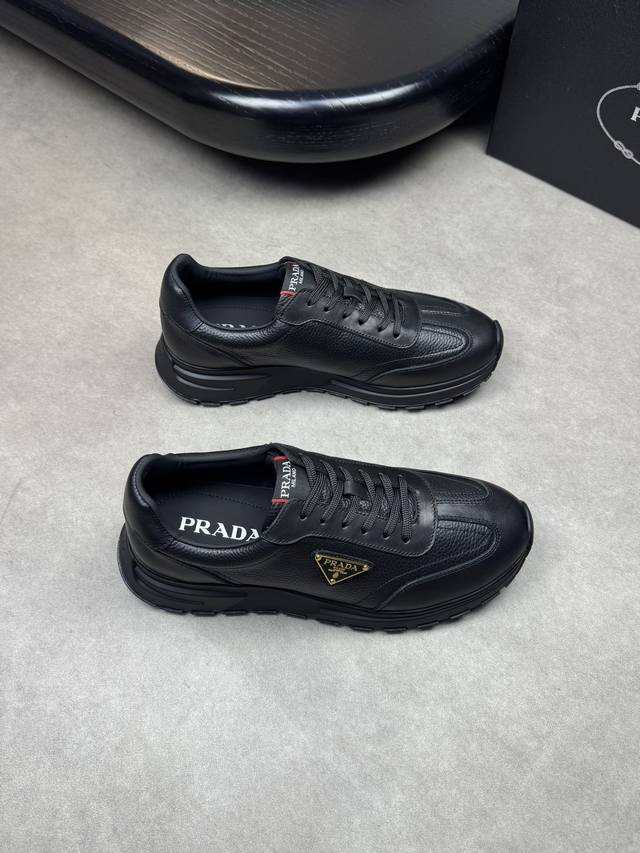 PRADA 普拉达 -高端品质 原单休闲运动鞋-鞋面：纳帕小牛皮、摔纹小牛皮、鞋身品牌金属扣件、鞋舌品牌logo布标-内里：水染牛皮-大底：超轻TPU发泡 橡胶 - 点击图像关闭