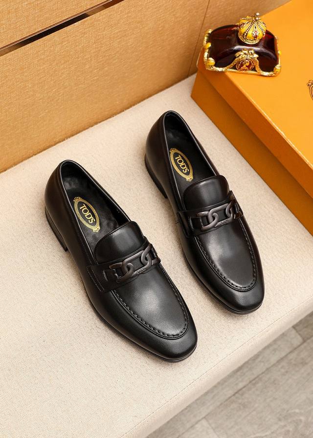 商品商标：TODS 托德斯 休闲皮鞋正码码数: 38-44 45订制 商品材料：精选 头层小牛皮鞋面+经典五金扣，进口牛皮内里。强烈立体视觉效果，橡胶大底颜 色