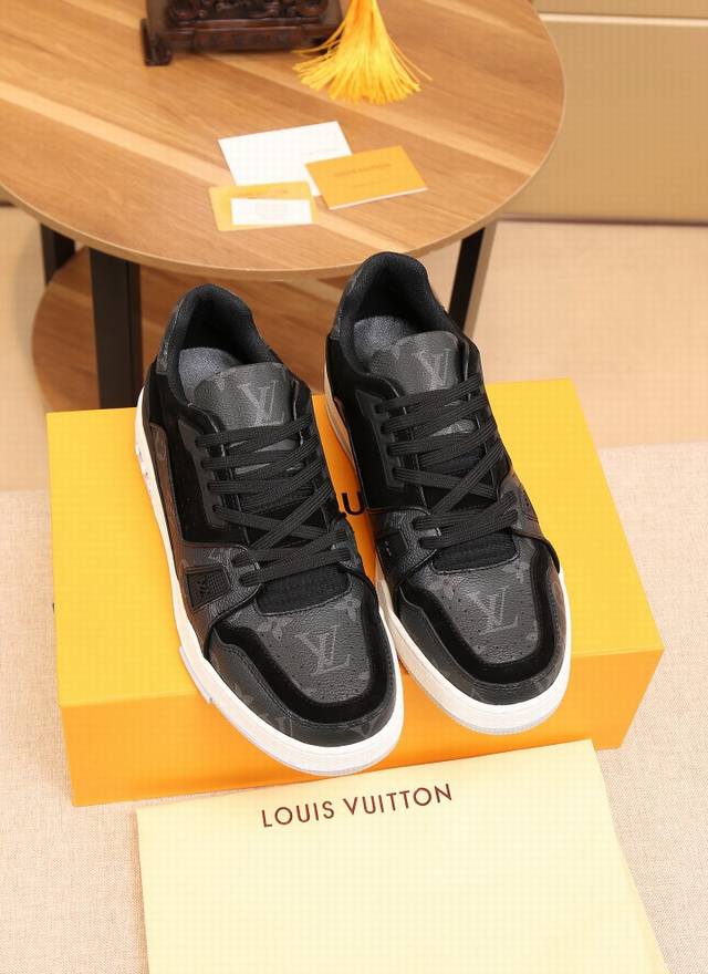 厂 路易威登 最新首次见证 LV Trainer 运动鞋与 Monogram 的双重经典融合， 点缀棕色小牛皮制麂皮饰边， 呈现源自复古篮球鞋的低帮设计， 更有