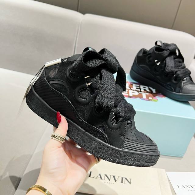 出厂价： Lanvin × Gallery Department 联名款限定系列；沉稳、笃定、活泼、经典与潮流、成熟与青春；诠释多面魅力组合构成一个五彩斑斓的艺