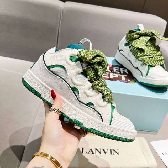 出厂价： Lanvin × Gallery Department 联名款限定系列；沉稳、笃定、活泼、经典与潮流、成熟与青春；诠释多面魅力组合构成一个五彩斑斓的艺