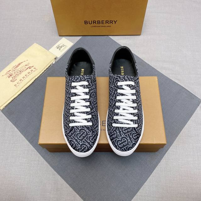 Burberry 巴宝莉新款经典条纹布搭配进口牛皮，羊皮内里非常舒适，原版大底，两色选、细节决定品质，欢迎对比，码数：38-44 编号019 - 点击图像关闭