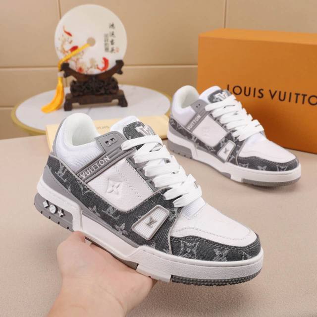 厂 路易威登 最新首次见证 LV Trainer 运动鞋与 Monogram 的双重经典融合， 点缀蓝色小牛皮制麂皮饰边， 呈现源自复古篮球鞋的低帮设计， 更有