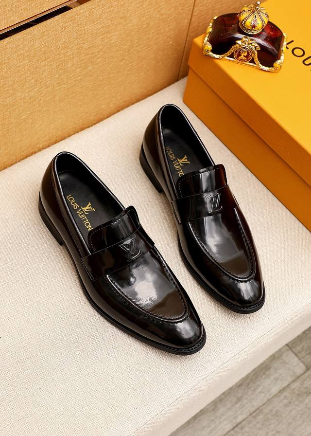 商品商标：LOUIS VUITTON 路易威登 休闲皮鞋正码码数: 39-44 38.45.46订制 商品材料：精选 进口头层开边珠牛皮鞋面+奢华五金扣，进口头