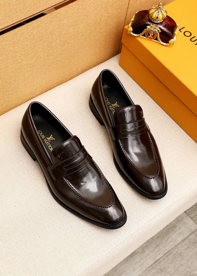 商品商标：LOUIS VUITTON 路易威登 休闲皮鞋正码码数: 39-44 38.45.46订制 商品材料：精选 进口头层开边珠牛皮鞋面+奢华五金扣，进口头